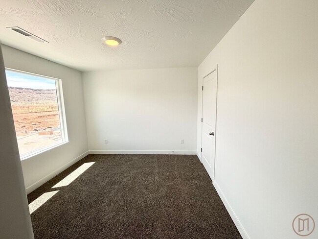 Building Photo - LIKE NEW Home in Long Valley!