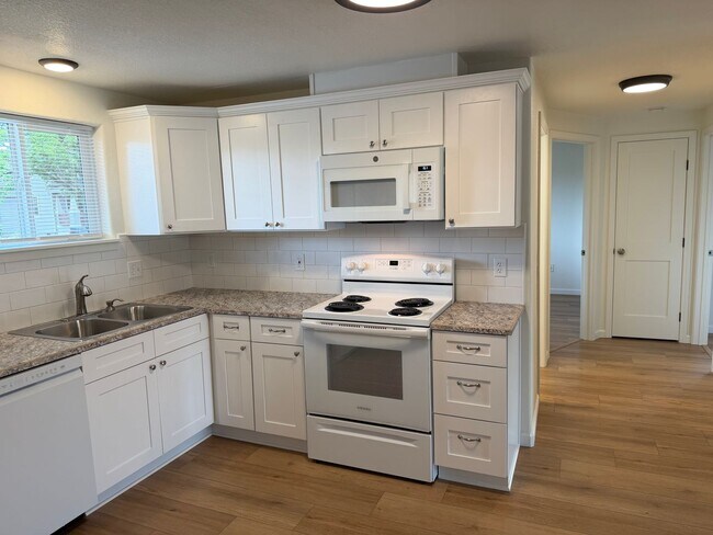 Building Photo - Updated 3 bedroom 1 bath duplex in Junction City!