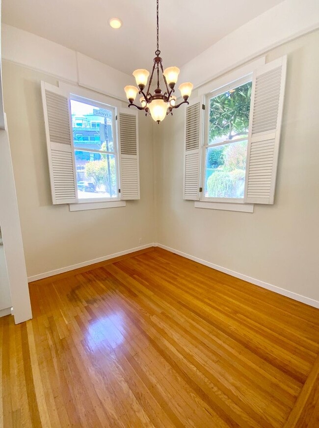 Building Photo - 1BR W/ Large Private Basement Space! HARDWOOD! LAUNDRY ON-SITE!