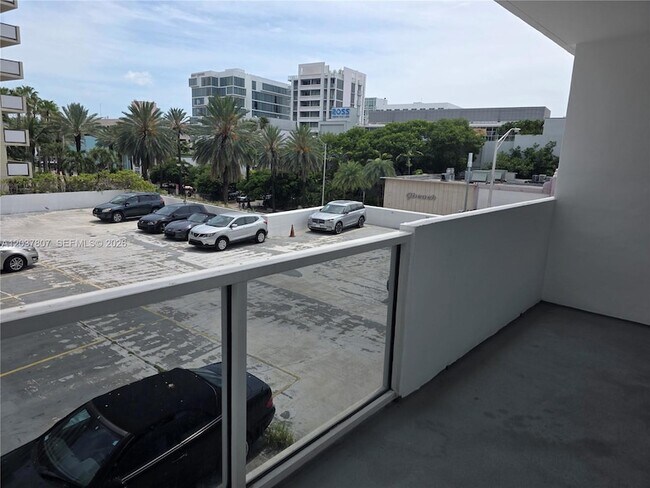 Building Photo - 100 Lincoln Rd