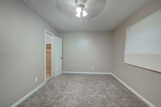 Building Photo - 6331 Oaknut Dr