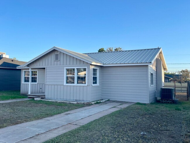 Building Photo - Cozy Contemporary Cottage – Charming 3-Bed...