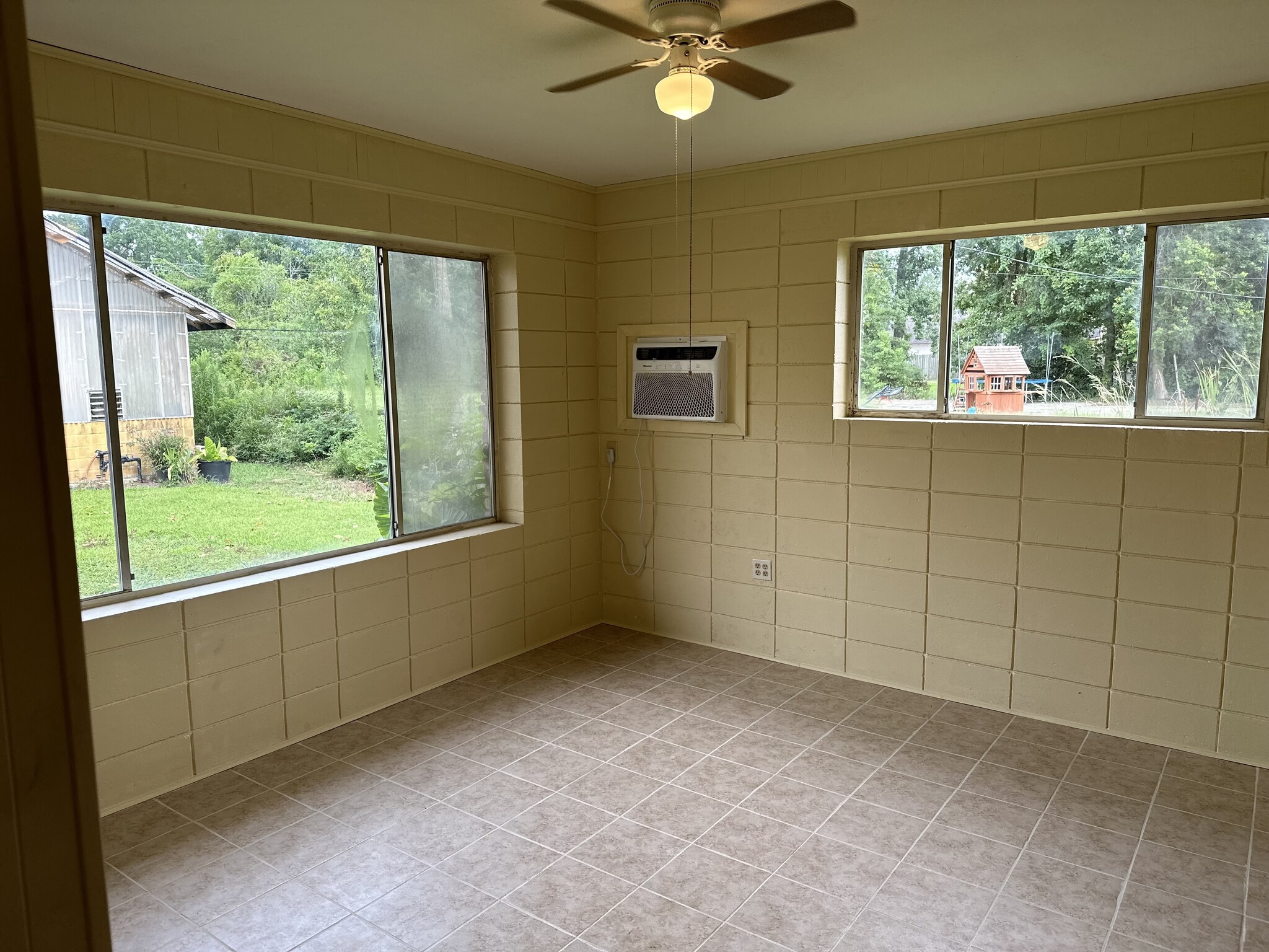 4th bedroom with large windows - 353 E Airport Ave