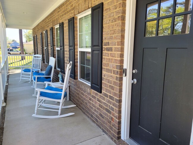 Building Photo - Beautiful & Spacious 4 bedroom, 2.5 bath h...