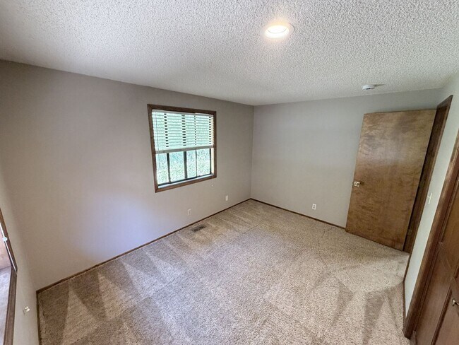 Building Photo - Three Bedroom Home in South Salem