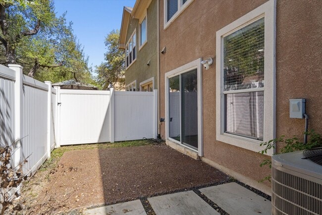 Building Photo - Lovely 2 Bedroom, 2.5 Bath Townhome w/ 2-Car Garage in Cedar Park!
