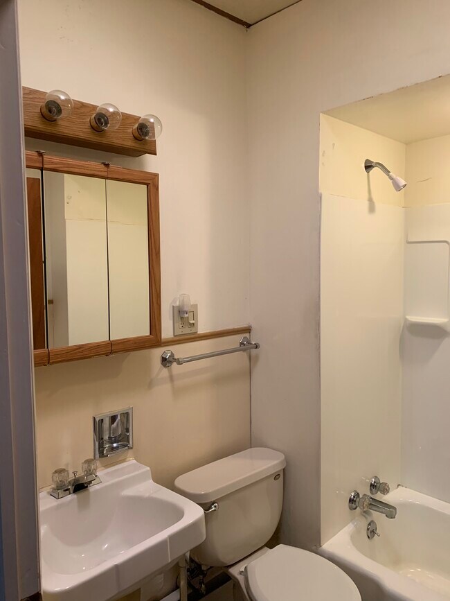 Building Photo - 816 Green Ridge St