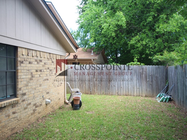 Building Photo - Adorable 3-bedroom, 2-bath duplex with 2-car garage in The Highlands Addition