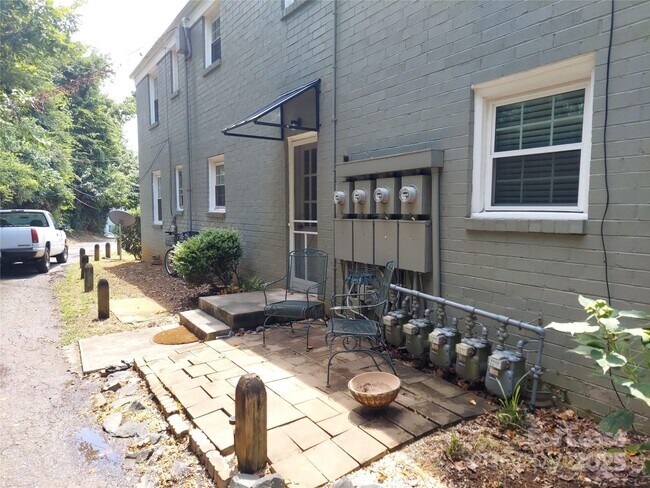 Building Photo - 557 Wakefield Dr
