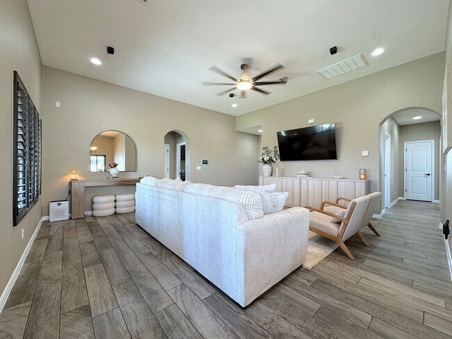 Building Photo - East El Paso 4bed/2bath Refrig A/C with Gorgeous Backyard!