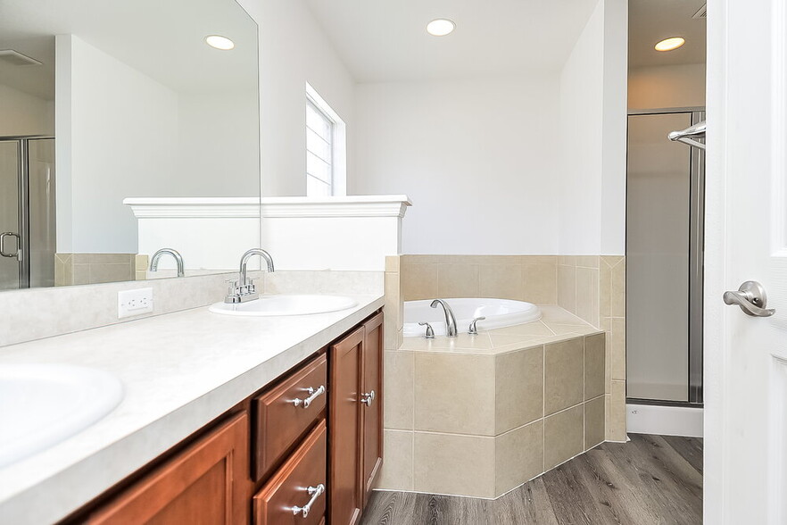 Building Photo - 1201 Sheridan Bay Dr