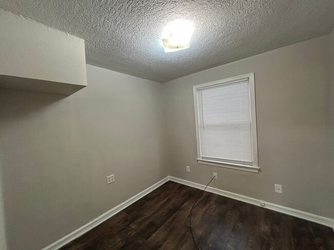 Building Photo - Recently renovated 2/1 Springfield Apartment!