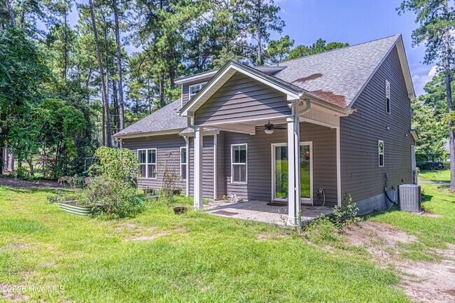 Building Photo - 170 Lakeview Dr