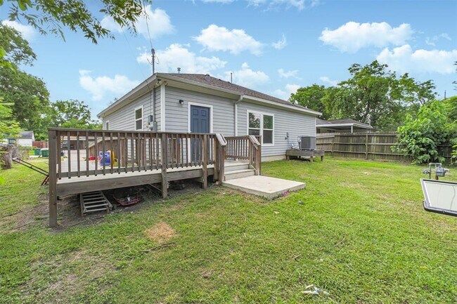 Building Photo - 10310 Chesterfield Dr
