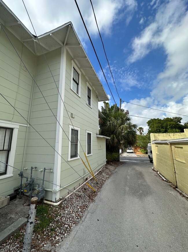 Building Photo - 532 11th Ave N