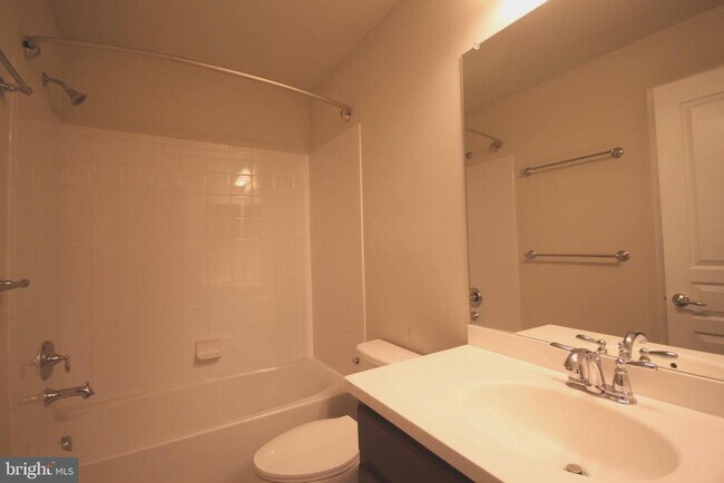 Building Photo - 515 Ellison Dr