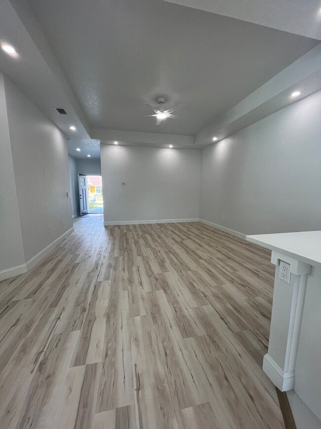 Building Photo - BEAUTIFUL BRAND NEW DUPLEX!!