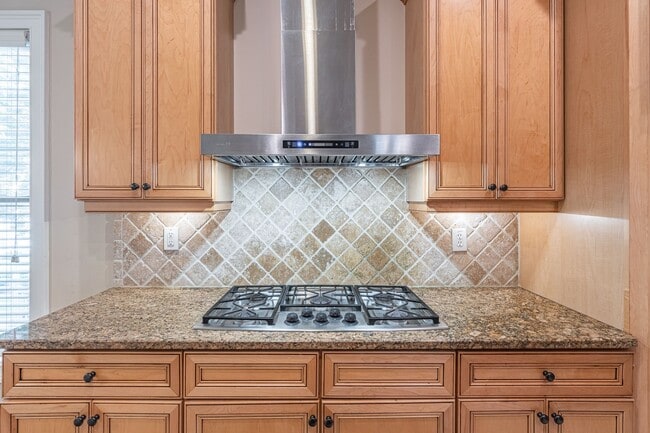 Building Photo - Stunning 4-bedroom, 3.5-bathroom home loca...