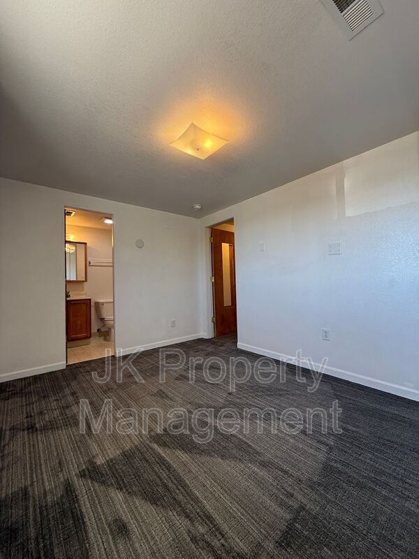 Building Photo - 4000 Ella Ave