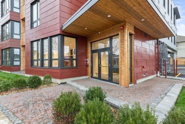 Building Photo - 240 Salem St