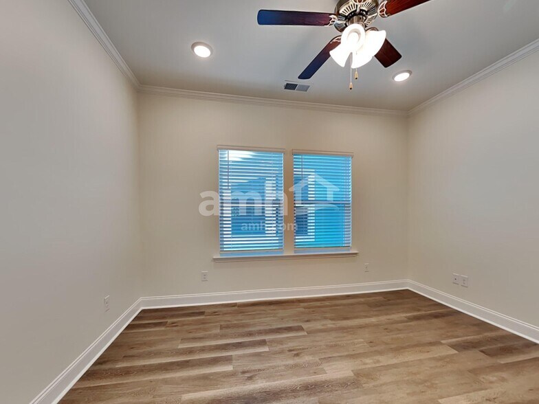 Building Photo - 1938 Weeping Cypress Dr