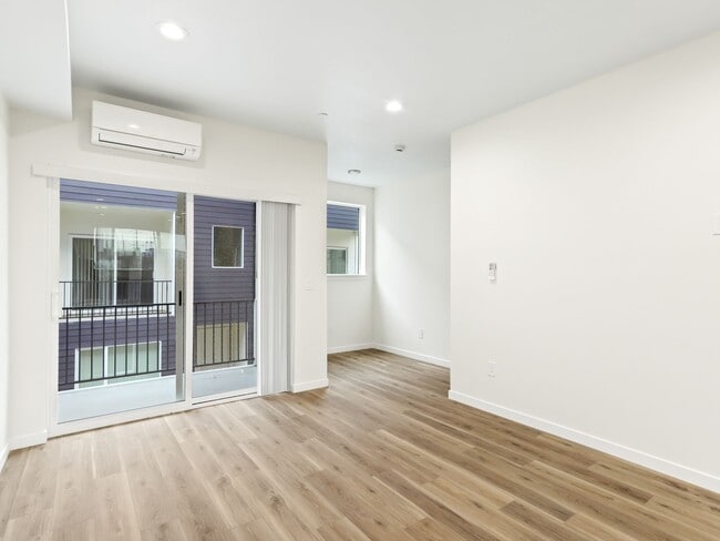 Building Photo - Vancouver Townhouses - Get 1 Month Free!