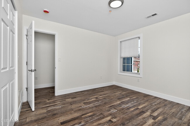 Building Photo - 6 Arrow St