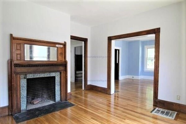 Building Photo - 32 Mansfield St