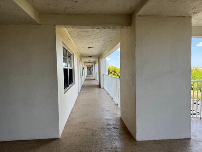 Building Photo - 3510 Oaks Way
