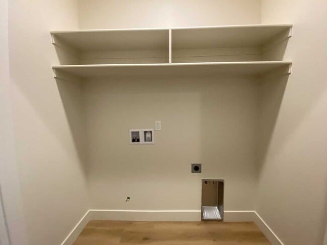 Building Photo - 674 Raintree Ln