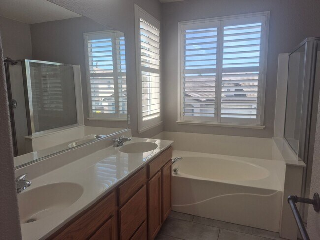 Building Photo - Beautiful 4 Bedroom 2.5 Bath with loft