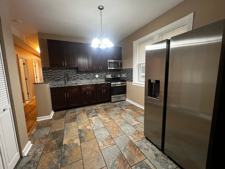 Building Photo - 735 N Hamlin Ave