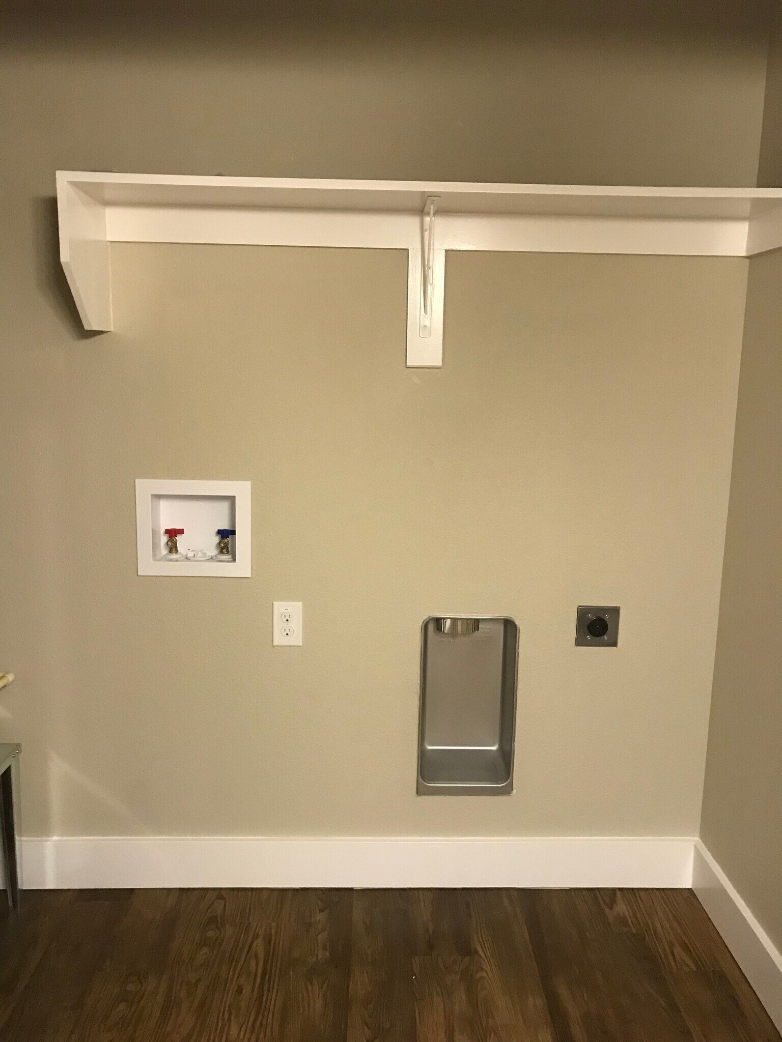 F/S washer/dryer connections - 445 N Woods St
