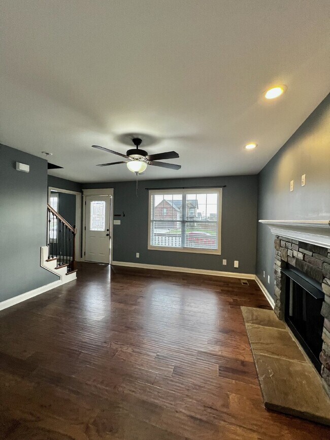 Building Photo - Charming 3BR/2.5BA Home in Clarksville! PE...