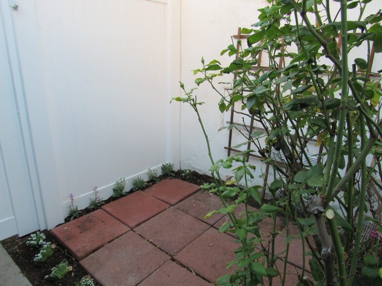 Patio - 6078 W 18th St