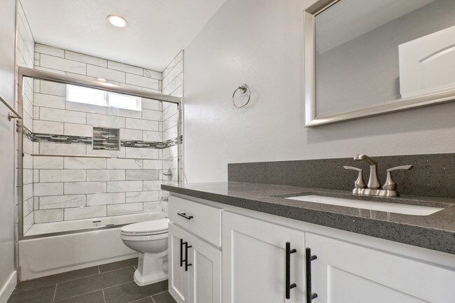 Building Photo - 5258 Oakland St