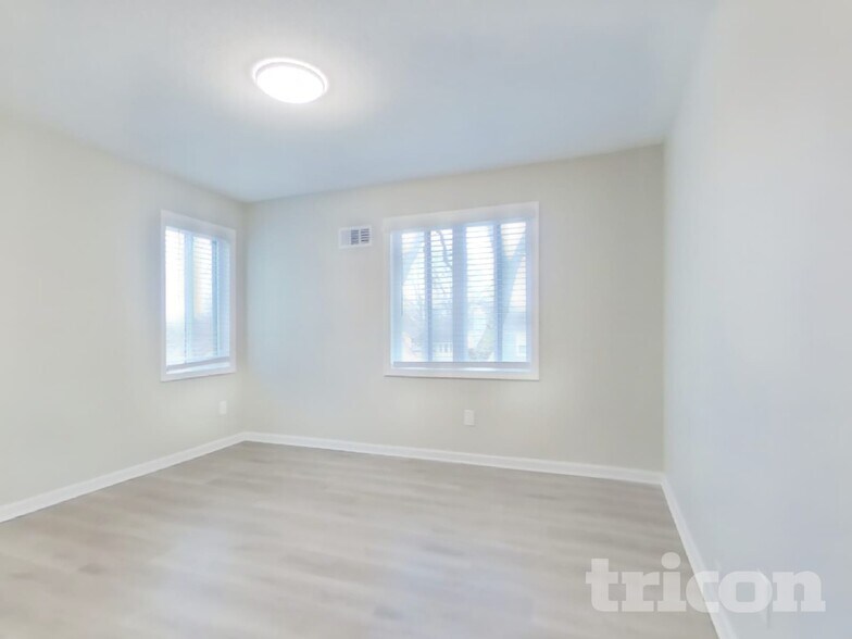 Building Photo - 1133 NE Banner Dr