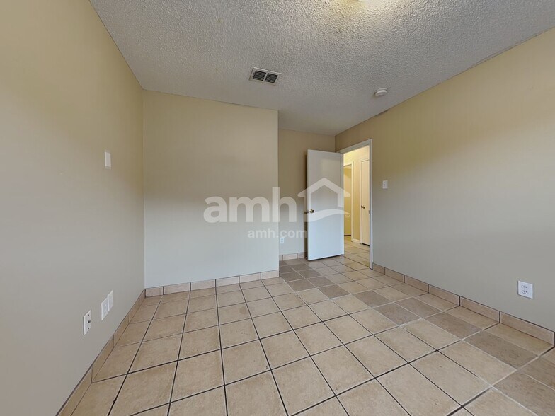 Building Photo - 800 Castlewick Ct