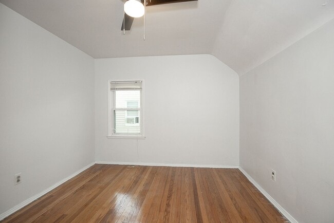 Building Photo - 3 Bed/1.5 Bath Single Family Home!