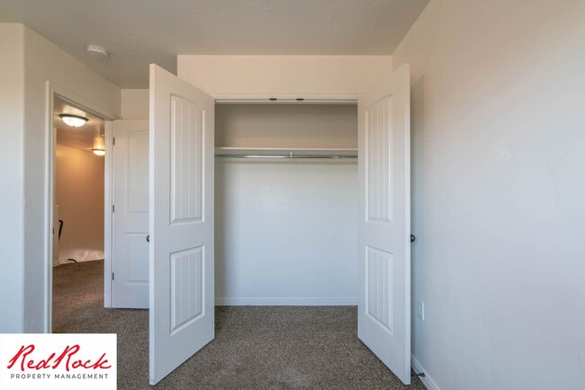 Building Photo - 3 Bedroom & 2.5 Bathroom & Dog Friendly!