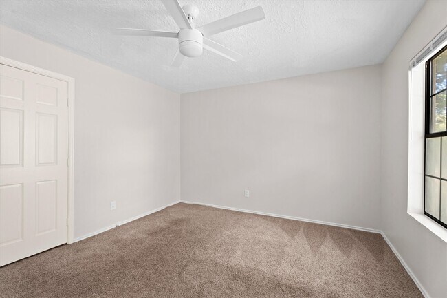 Building Photo - 16015 Southampton Dr