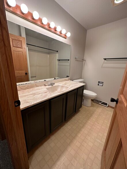 Building Photo - 609 Pheasant Ct