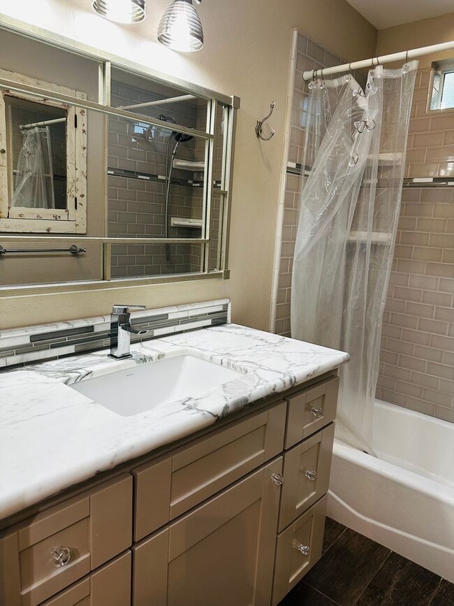 Building Photo - Vintage Vibes