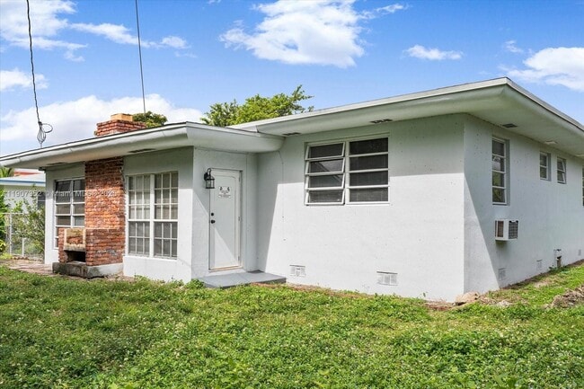 Building Photo - 1060 NE 166th St