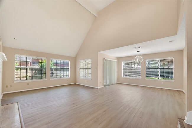 Building Photo - 814 Heathgate Dr