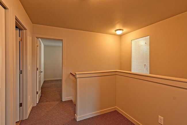 Building Photo - Luxury 4 Bdrm Townhome - Dual Primary Suites!