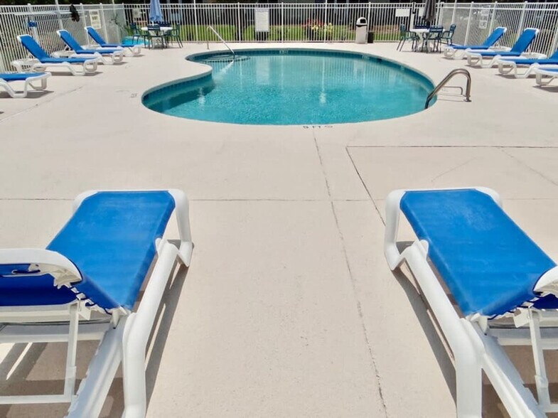 Building Photo - 1920 Bent Grass Dr