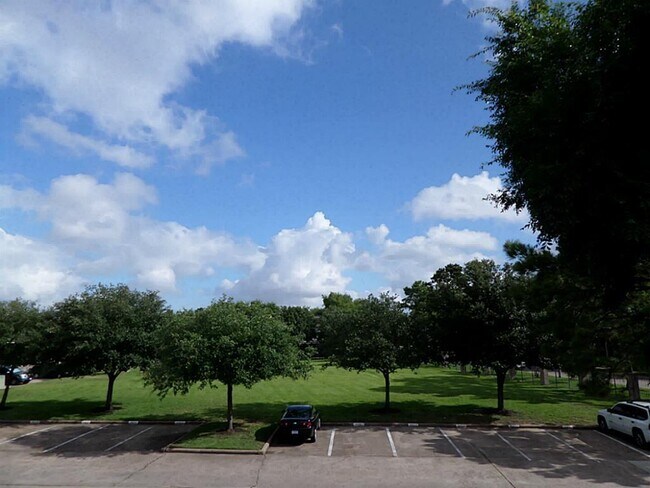 Building Photo - 3900 Woodchase Dr