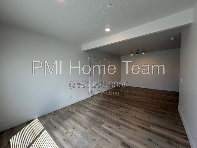 Building Photo - 2874 Kiesel Ave