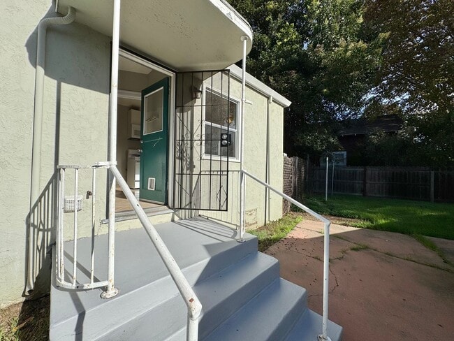 Building Photo - Spacious and Updated 1 Bedroom, 1 Bathroom...